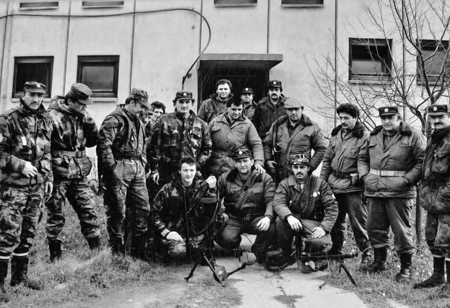 pripadnici 1. satnije, 3. bojne Brinje. Godina 1991. Fotografija je nastala ispred tvornice Industrogradnje u Brinju