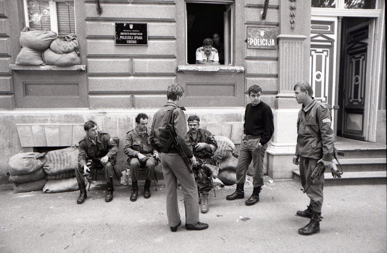 Vukovar ispred zgrade mup a kraj kolovoza 1991